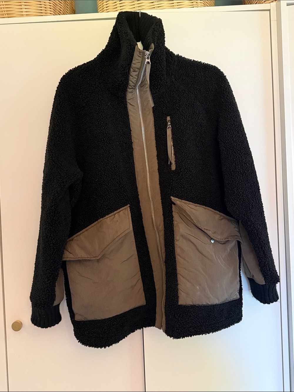 Varley Joel Black Sherpa Fleece Jacket with taupe trim and pockets